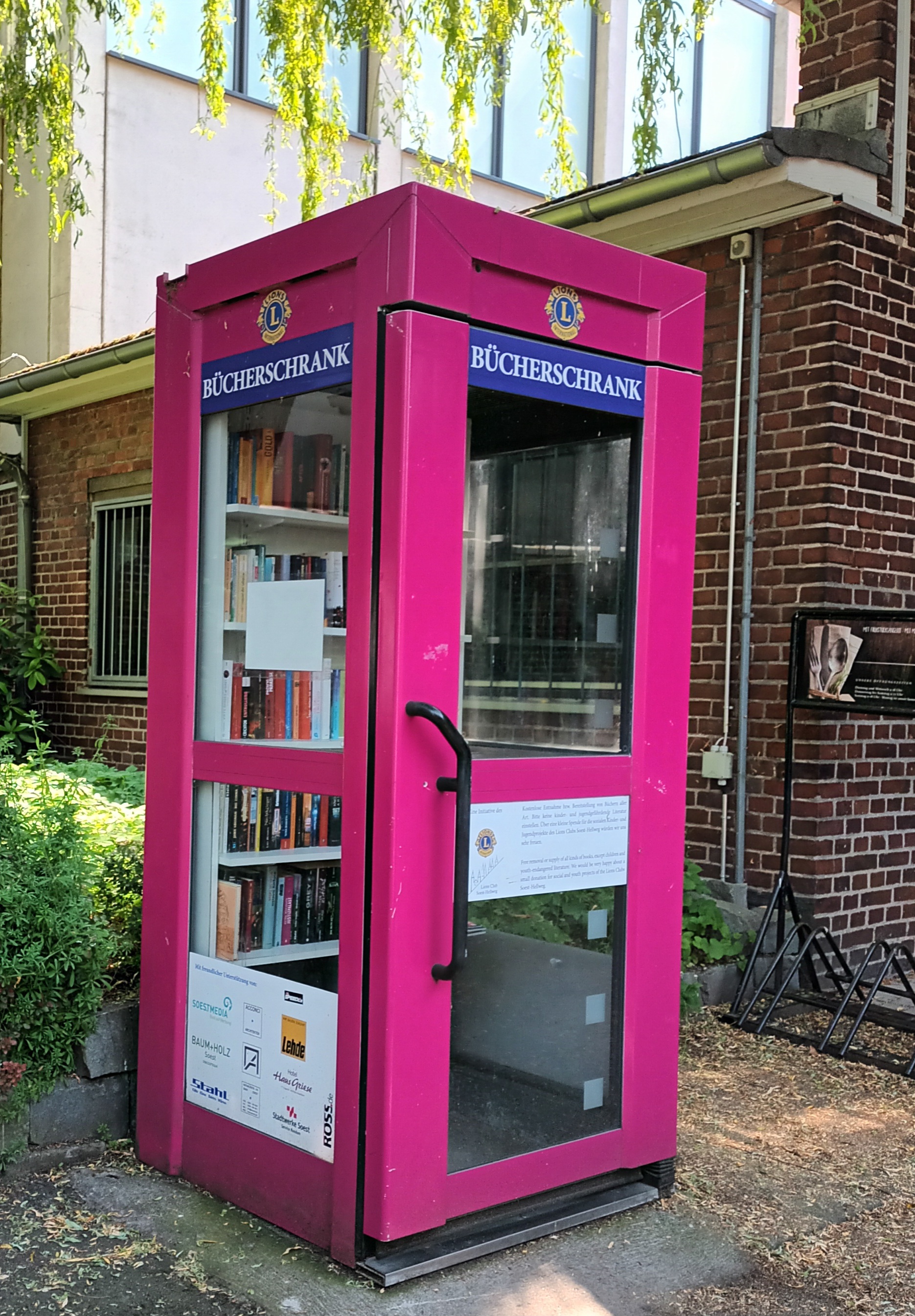 Außenansicht Bücherschrank am Schlachhof