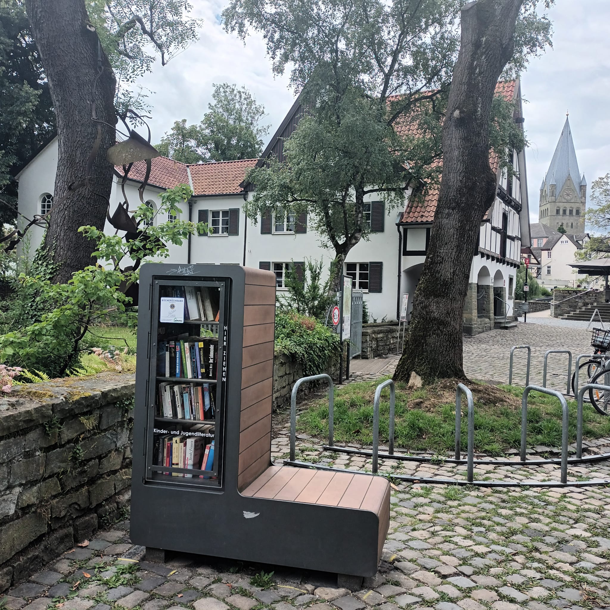 Bücherschrank an neuem Standort, vor der Teichsmühle