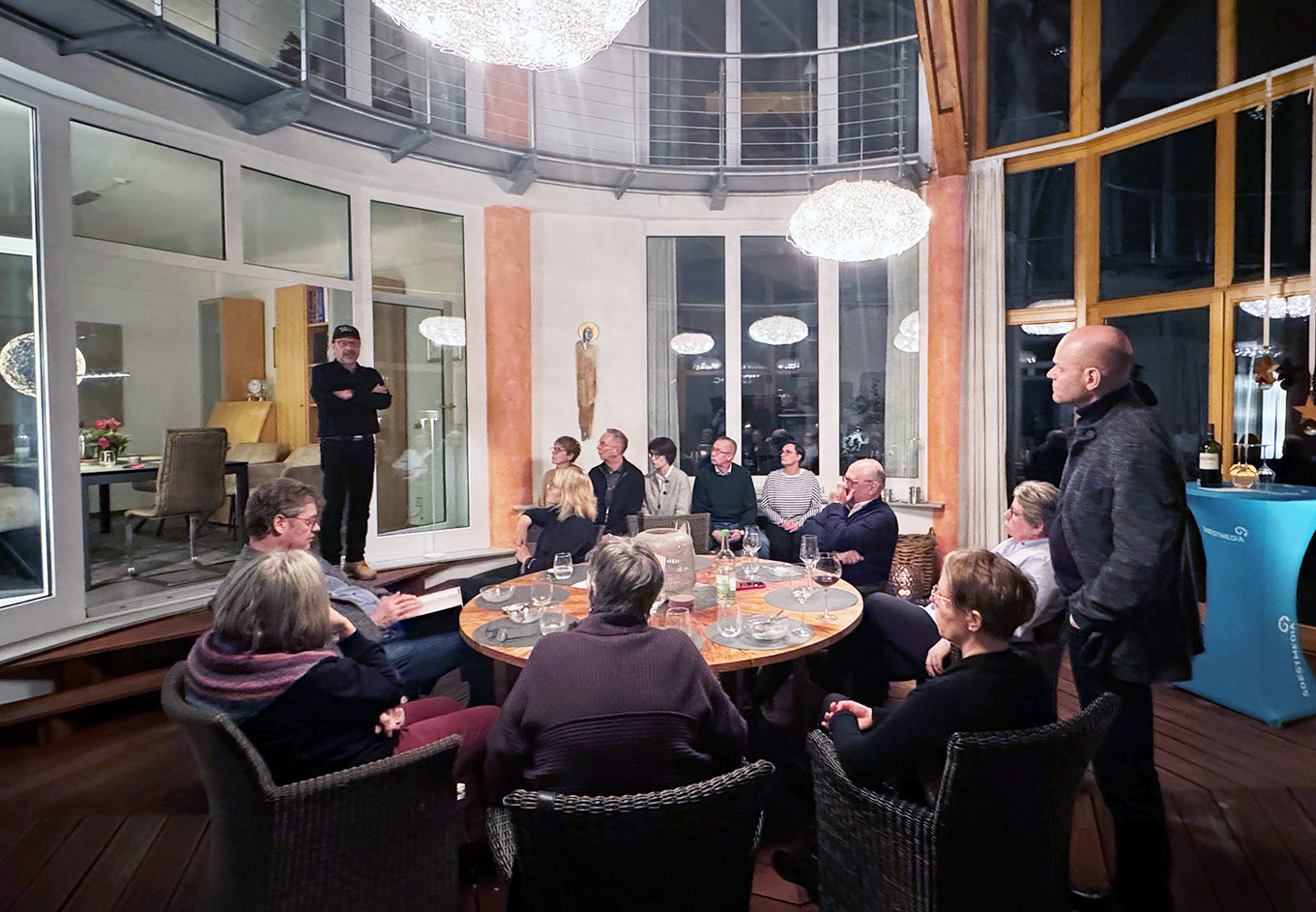 Im Wintergarten der Familie Bock findet ein fröhlicher Abend statt.