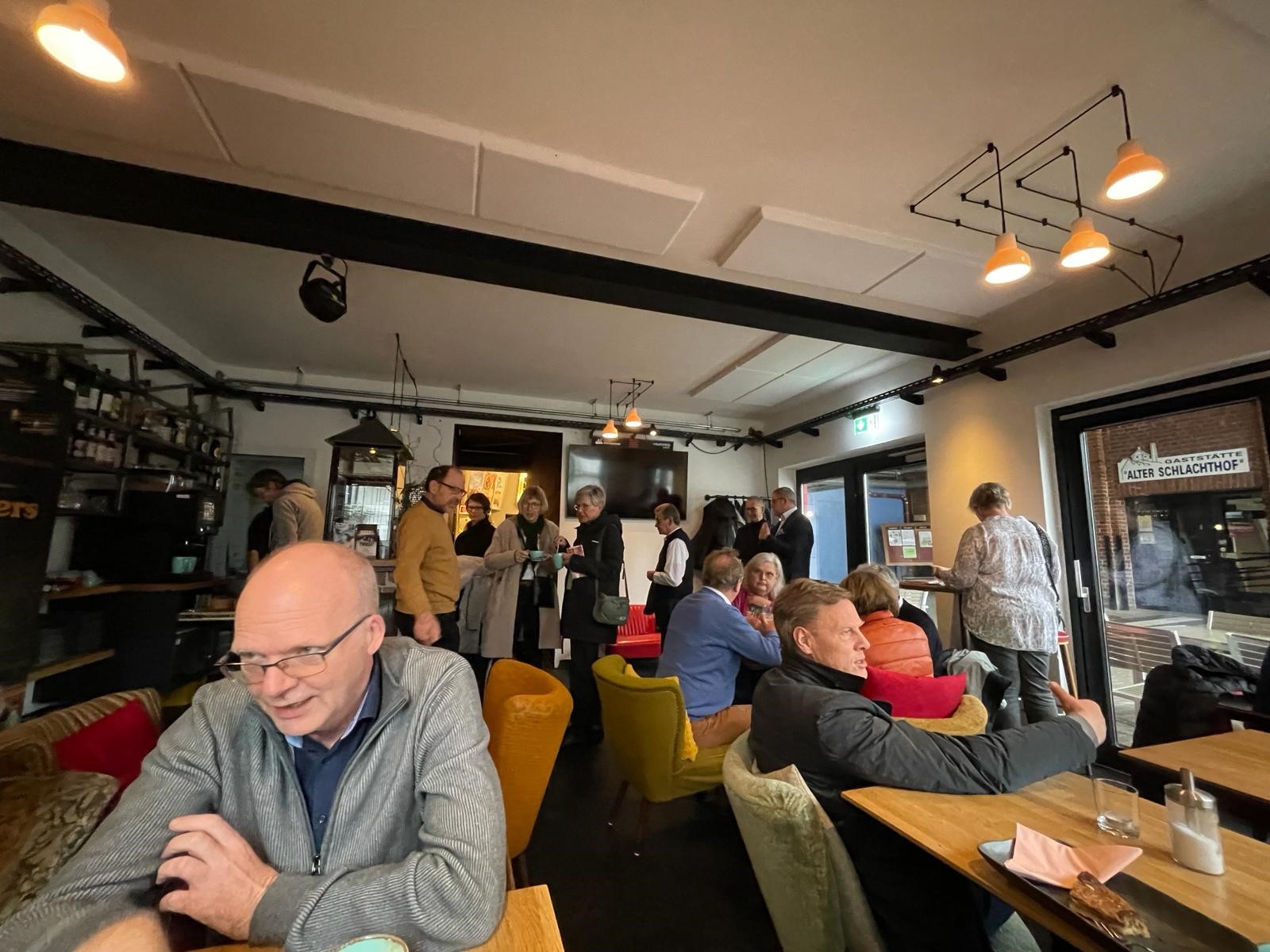 Gemeinsame Gesprächsrunde nach dem Film im Caffee