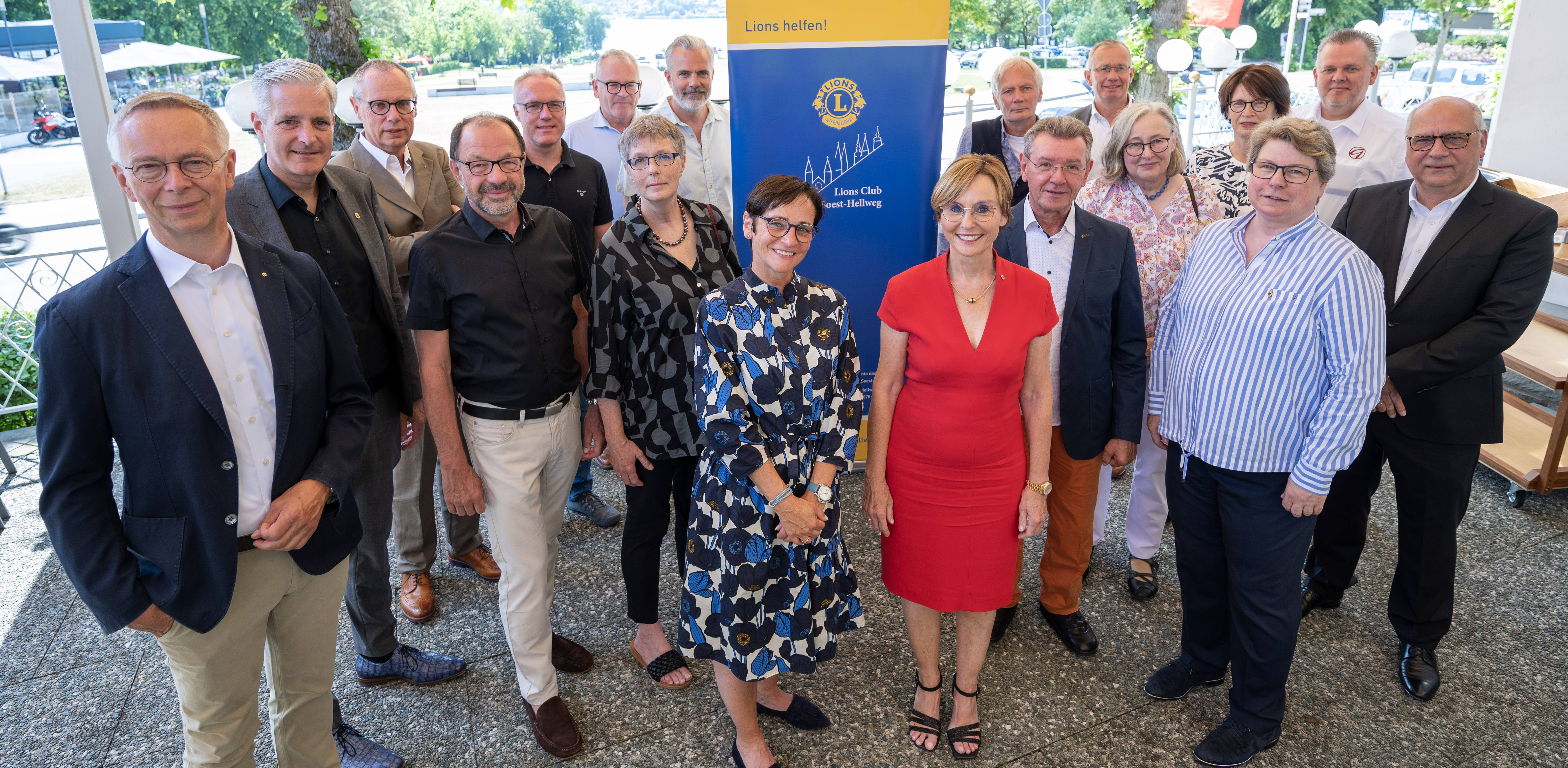 Vorstand des Lions Clubs mit Partnern