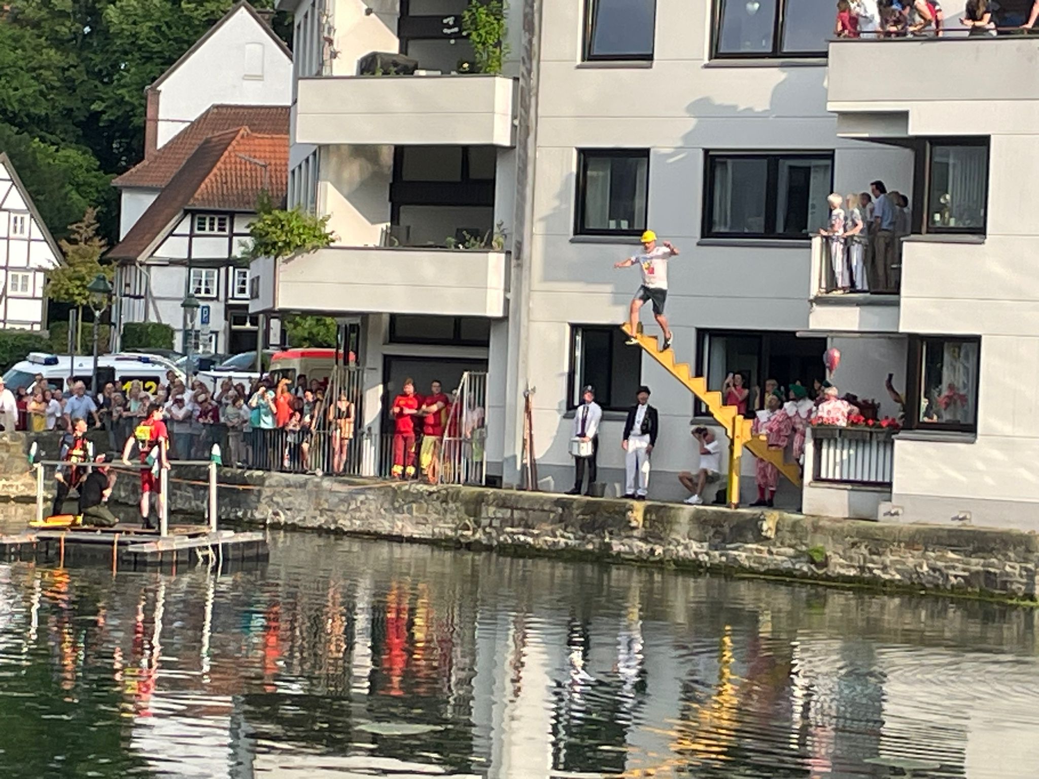 Absprung von der Wippe in der großen Teich