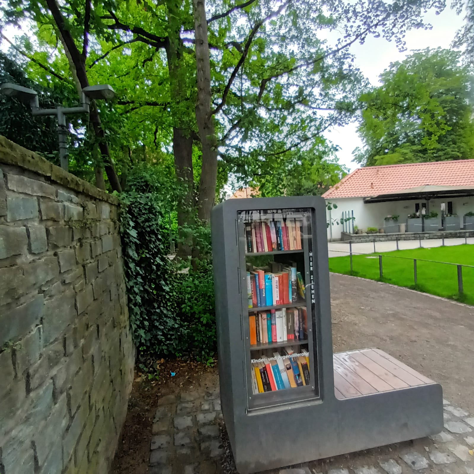 Bücherschrank Theodor-Heuss-Park