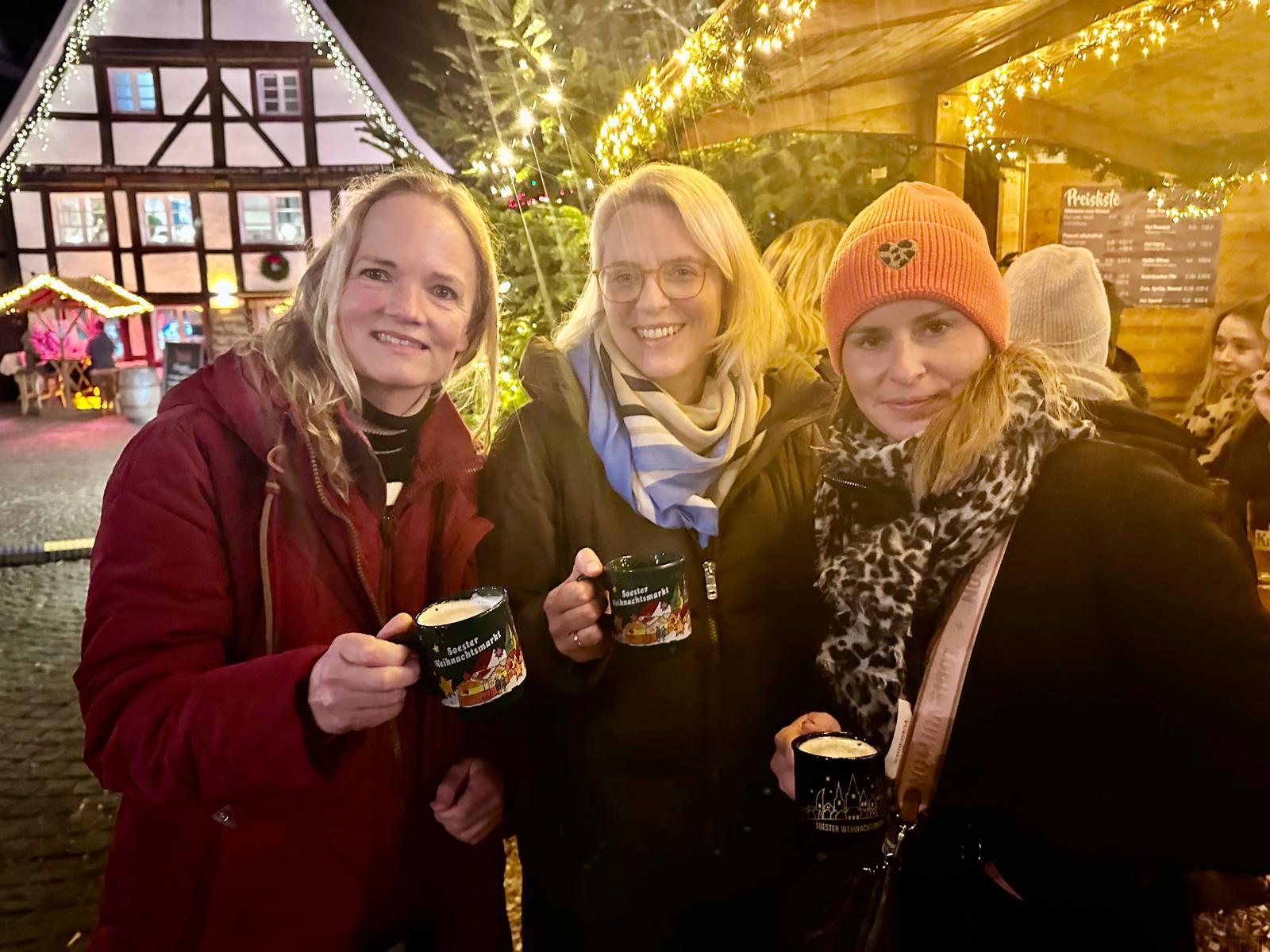 Gruppe auf dem Weihnachtsmarkt