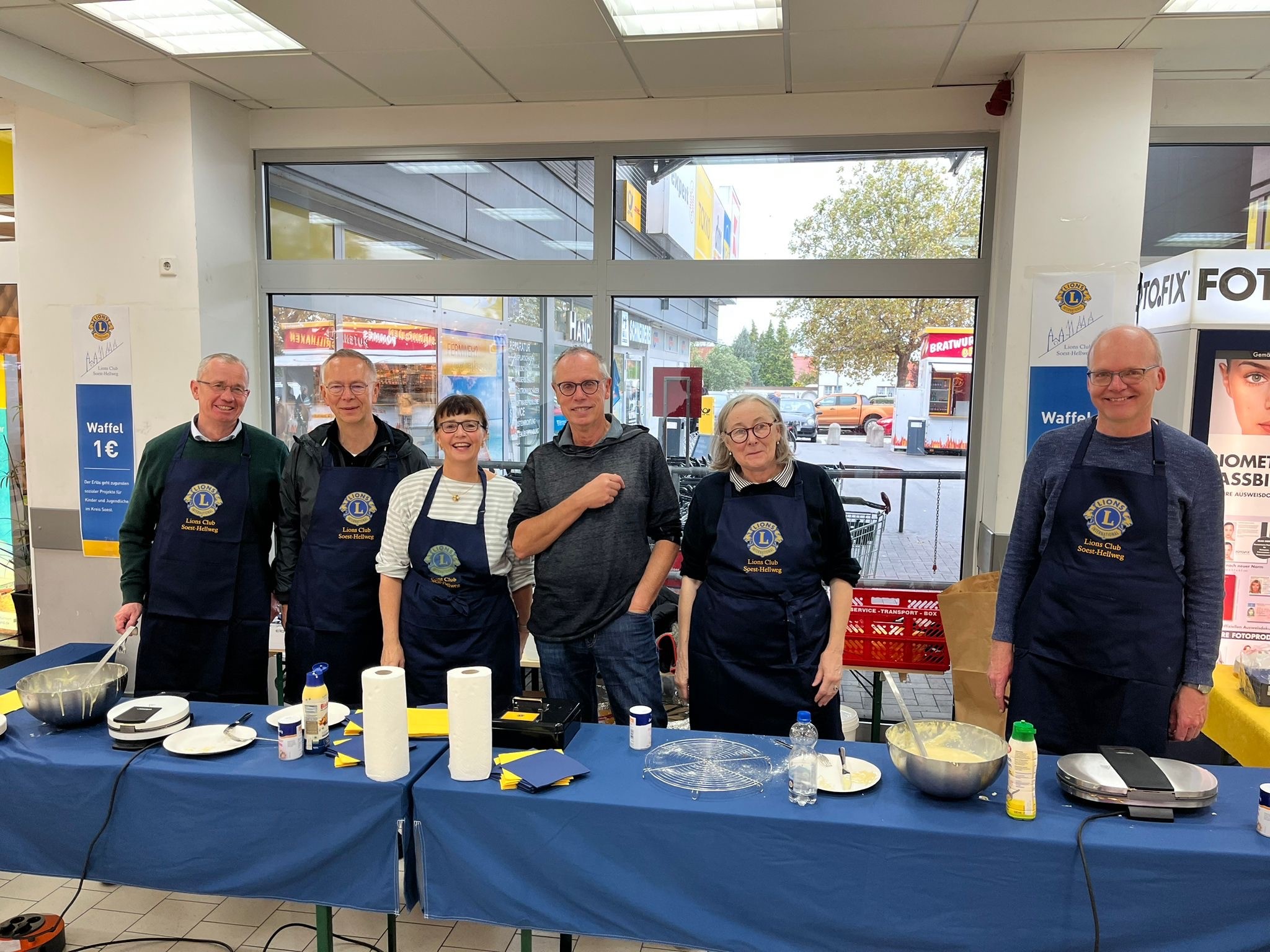 Gruppe hinter dem Waffelstand