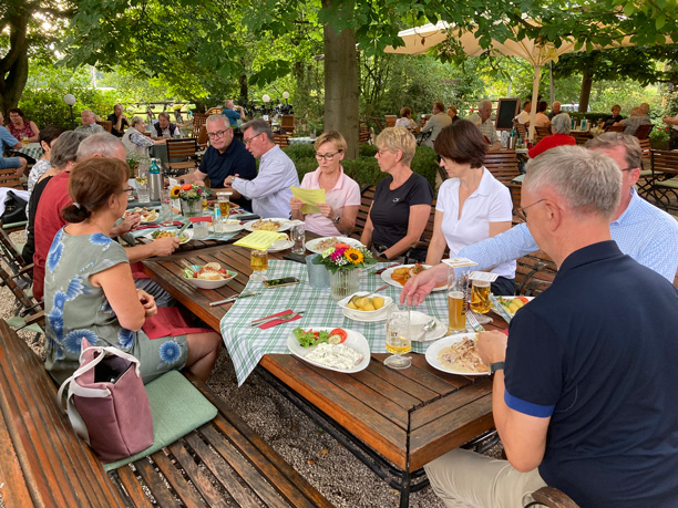 Gruppe im Gartenbereich des Landgasthofes