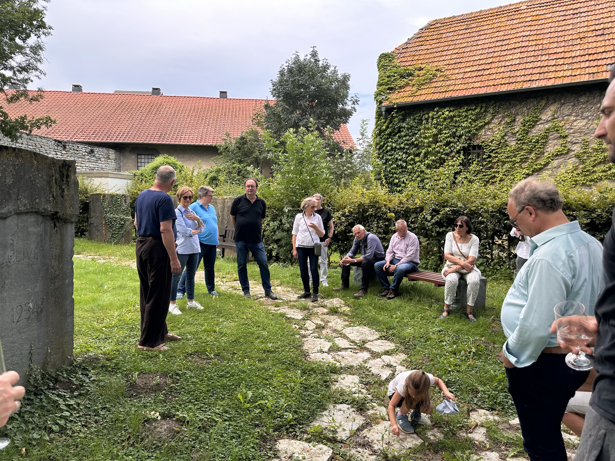 Gruppe im Außenbereich des Ateliers von Klaus Becker