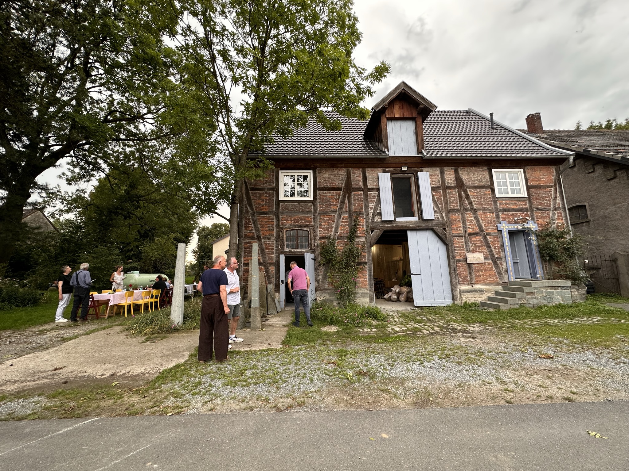 Gruppe vor dem Atelier