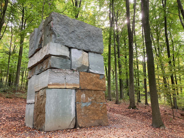 Steinskulptur im Wald