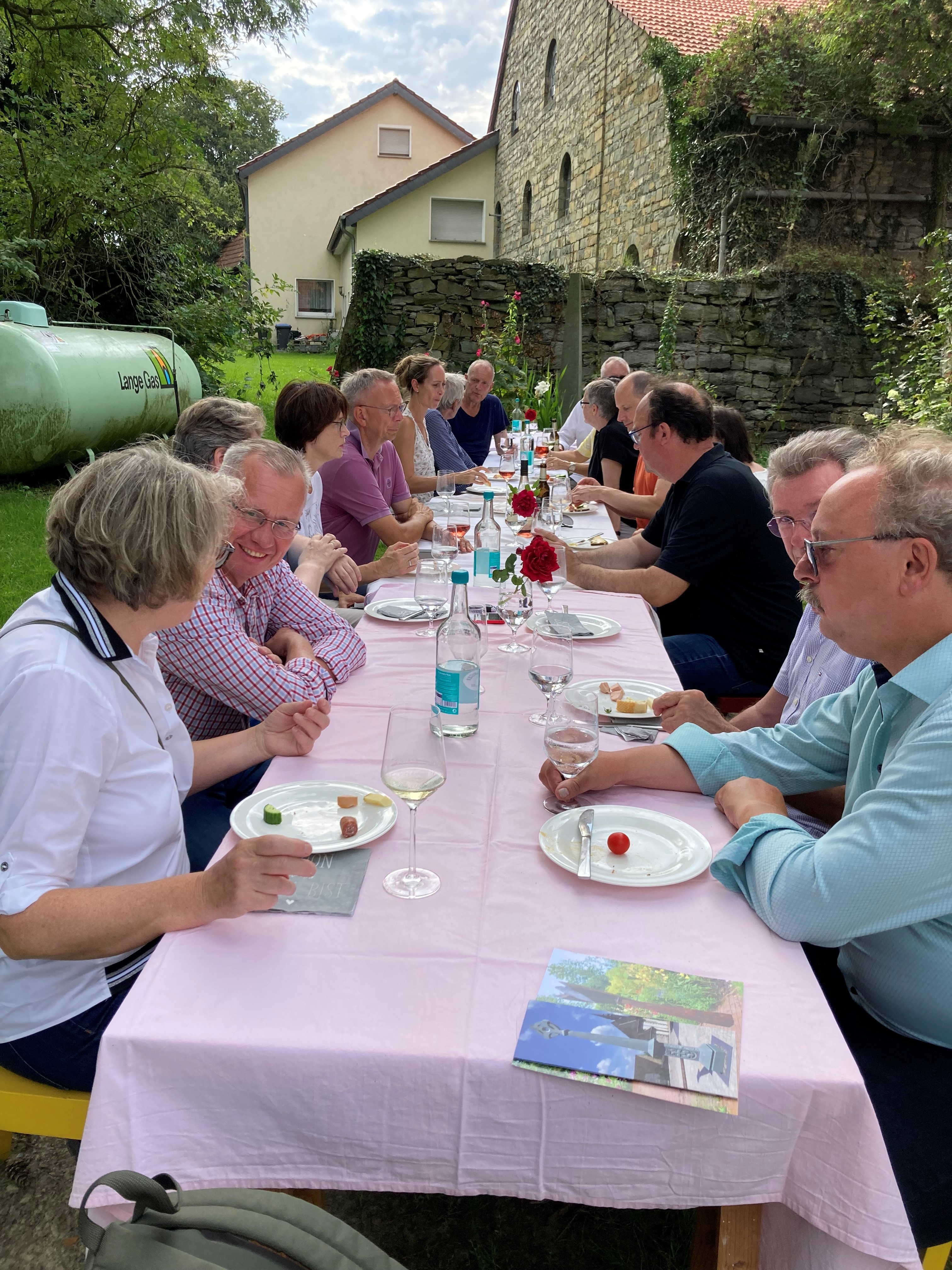 Gruppe sitzt am Tisch